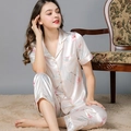 Damen Schlafanzug-Set aus Seidensatin mit Blumenmuster, Kurzarmshirt und langer Hose - M / Elfenbein Lotus