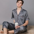 Herren Seiden-Pyjama-Set in Dunkelgrau mit kurzärmeligem Oberteil und roter Paspelierung - M / Grau-Herren