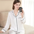 Pigiama in seta bianca con pizzo nero e maniche lunghe per un look elegante da donna - M / Bianco - Donna