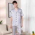 Pigiama da uomo in seta grigio argento a righe con maniche corte e pantaloni lunghi - L / Grigio chiaro