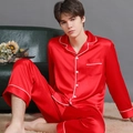 Pigiama da uomo in raso rosso con maniche lunghe, piping bianco e chiusura a bottoni - M / Rosso-Uomo