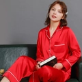 Set pigiama in seta rossa satinata per uomo e donna con maniche lunghe e bordi bianchi - M / Rosso-Donne