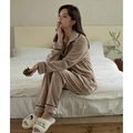 Women's warm plush velvet pajama set in light brown with long sleeves and pants - M / Beige