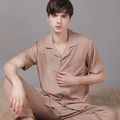 Pigiama da uomo in seta color champagne con camicia a maniche corte e pantaloni a rombi - L / Oro Geometrico