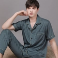 Pigiama da uomo in seta di ghiaccio con maniche corte, pantaloni e motivi geometrici - L / Blu Inchiostro Geometrico