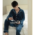 Pijama para hombre de terciopelo azul zafiro con manga larga y ribete blanco elegante - L / Azul Lago Profundo (Hombre)
