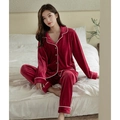 Pijama de mujer en terciopelo rojo con ribete de contraste y botones frontales - M / Rojo Vino Mujeres