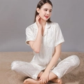Set pigiama in raso champagne da donna con maglia a maniche corte e pantaloni con leopardato - M / Bianco / Sig.ra