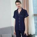 Dunkelblauer vertikal gestreifter Seidenpyjama für Damen mit kurzen Ärmeln und Hose - M / Marineblau-Damen