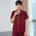 Herren Schlafanzug Set in Weinrot aus Satin mit weißen Paspeln und Nadelstreifen - L / Weinrot Herren
