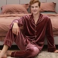 Herren-Schlafanzugset aus Samt in tiefem Burgunderrot mit Langarmshirt und Goldpaspel - L / Weinrot - Herren