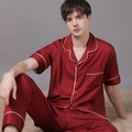 Pigiama da uomo in seta rosso vino con motivo pied de poule e maniche corte - L / Rosso Brillante (Uomini)