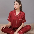 Pigiama da donna in raso bordeaux con motivo pied-de-poule e profili bianchi a contrasto - M / Rosso Brillante (Donne)