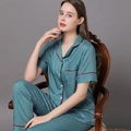 Set pigiama in raso di seta da donna con maniche corte e pantaloni in verde petrolio - M / Blu Lago (Donne)