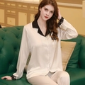 Dames pyjama set van crème zijden satijn met contrastkraag en kantafwerking - M / Wit (Dames)