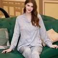 Pijama de seda para mujer en lila claro con jacquard de hojas de arce y ribete dorado - M / Azul claro