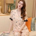 Seidenpyjama-Set in Blassrosa mit Ginkgoblatt-Print und schwarzem Spitzenbesatz - M / Schwebende kleine Blume