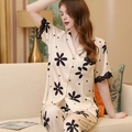 Damen Schlafanzug-Set aus Seide in Creme mit Gänseblümchen-Print und Spitzenbesatz - M / Einfache große Blume
