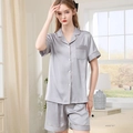 Pyjama en satin de soie gris argenté avec chemise à manches courtes et short - Gris Clair (Femmes)