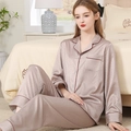 Conjunto de pijama de seda gris perla para mujer con ribetes en color burdeos - M / Beige Café - Mujeres