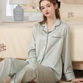 Pijama de mujer en satén de seda verde menta con ribete negro en contraste y manga larga - M / Verde Claro - Mujer