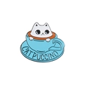 Detalle macro del pin esmaltado de un gato blanco en una taza de café Catpuccino azul - Estilo Gato Taza de Café (XZ1437)