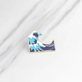 Pin de esmalte de ola artística con detalles en azul y dorado sobre mármol - Estilo Ola de Mar (XZ915)