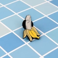 Spilla creativa in smalto a forma di banana sbucciata per abiti e zaini alla moda - Giallo (XZ1476)
