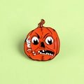 Primer plano de un divertido broche de esmalte de calabaza naranja con pipa y humo - Estilo Calabaza Enojada (XZ2394)