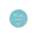 Himmelblaue Emaille-Brosche mit goldenem Never Give Up Schriftzug und Sternen - Never give up Himmelblau (XZ4200)