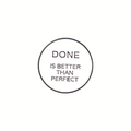 Minimalistische witte emaille badge met Done Is Better Than Perfect tekst en zwarte rand - Done Is Better Than Perfect Stijl (XZ4166)