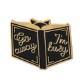 Gros plan du pin's chat livre en émail noir avec lettrage doré Go Away et I'm Busy - Style de Livre à Oreilles de Chat Noir (XZ1584)
