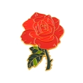 Elegante spilla smaltata con rosa rossa, contorni dorati e dettagli di foglie verdi - Rosa Rossa (XZ5488)