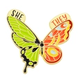 Épingle papillon en émail coloré avec texte She et They sur métal en alliage de zinc - Style Pronom SHE/THEY Patchwork Rouge Vert (XZ6961)