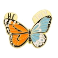Broche papillon en émail avec texte HE et THEY en finition orange et bleu clair - Style Pronom HE/THEY Aile Orange Bleue (XZ6962)