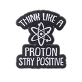 Spilla smaltata bianca e nera con citazione Think Like A Proton Stay Positive - Resta Positivo (XZ6556)