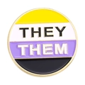 Non-binary Pride Pin mit They/Them Pronomen und gelb weiß lila schwarzen Streifen - THEY THEM Stil (XZ7044)