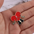 Bad Bunny Herz Emaille-Anstecknadel mit Armen und Beinen in Rot und Gold-Finish - Trauriges Rotes Herz Stil (XZ7401)