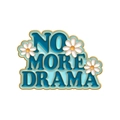 Goldene Emaille-Brosche mit NO MORE DRAMA Schriftzug und weißen Gänseblümchen - NO MORE DRAMA Gänseblümchen Slogan