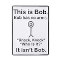 Broche minimalista de esmalte blanco con borde negro y motivo humorístico de Bob - Estilo de Figura de Palo con Cita de Humor(XZ7892)