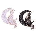 Broschen im Punk-Stil aus Legierung mit schwarzen und weißen Katzen auf dem Mond - Weißer Mond Katze Stil (W8135)