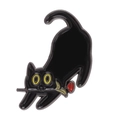 Mignonne épingle en émail chat noir avec une rose rouge en bouche, style cartoon - Chat s'étirant Mordant une Rose Rouge (XZ8368)
