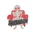 Spilla smaltata con scheletro su divano rosso e testo Professional Binge Watcher - Stile Scheletro Binge Watcher (xz8849)