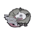 Emaille-Opossum-Brosche mit Awesome Possum Banner in Grau und Weiß aus Metall - Awesome Possum Stil (XZ8600)