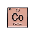 Roze emaille koffie speldje met chemisch symbool Co en koffiekopje icoon - Periodiek Systeem Co Stijl (xz8779)