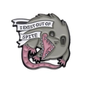 Mürrische Opossum Emaille-Anstecknadel mit Spruch 'I EXIST OUT OF SPITE' auf Banner - I Exist Out Of Spite Stil (XZ8601)