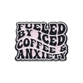 Emaille broche met Fueled by Iced Coffee and Anxiety tekst in roze en zwart - IJskoffie Angst Stijl (xz8780)