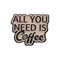 Emaille koffiekopje speldje met ALL YOU NEED IS COFFEE tekst in bruin en crème - Alles Wat Je Nodig Hebt Is Koffie Stijl (xz8781)