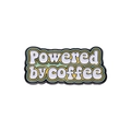 Cartoon emaille speld met 'Powered by coffee' tekst in zachtgele en groene kleuren - Aangedreven Door Koffie Stijl (xz8782)