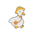 Épingle émaillée canard blanc mignon avec chapeau jaune et écharpe orange sur fond blanc - Canard Sac à Dos Chapeau de Paille (xz5716)